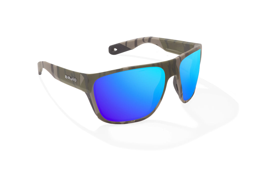 Angled view of Army Green Bottomlands Las Rocas in collaboration with Mossy Oak x Bajio tech angler sunglasses, bio-based nylon frames with blue mirror polarized lenses, full wrap, extra large fit premium, built in sun ledge and flex hinges, ideal for fishing and outdoor use.
