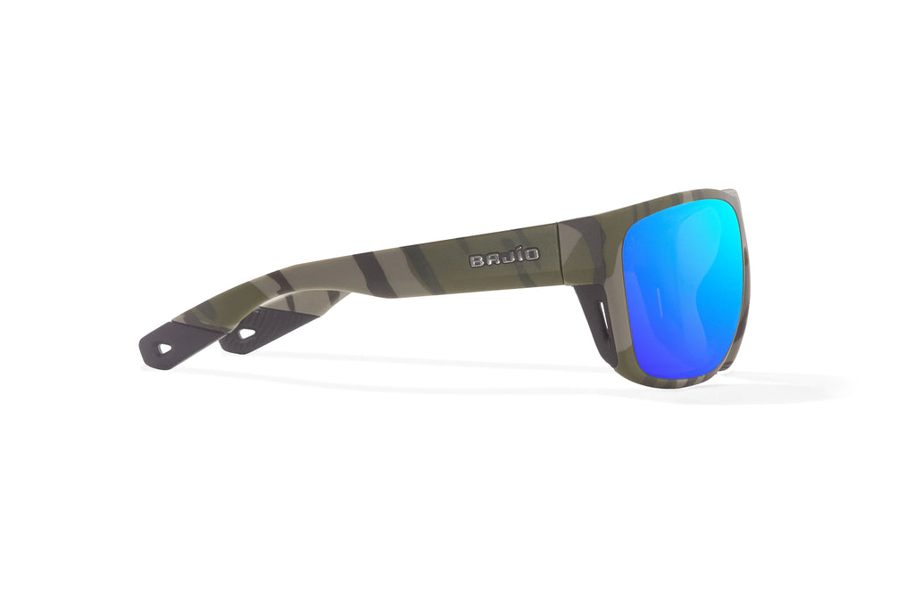 Side view of Army Green Bottomlands Las Rocas in collaboration with Mossy Oak x Bajio tech angler sunglasses, bio-based nylon frames with blue mirror polarized lenses, full wrap, extra large fit premium, built in sun ledge and flex hinges, ideal for fishing and outdoor use.