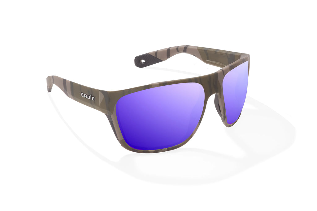 Angled view of Army Green Bottomlands Las Rocas in collaboration with Mossy Oak x Bajio tech angler sunglasses, bio-based nylon frames with violet mirror polarized lenses, full wrap, extra large fit premium, built in sun ledge and flex hinges, ideal for fishing and outdoor use.