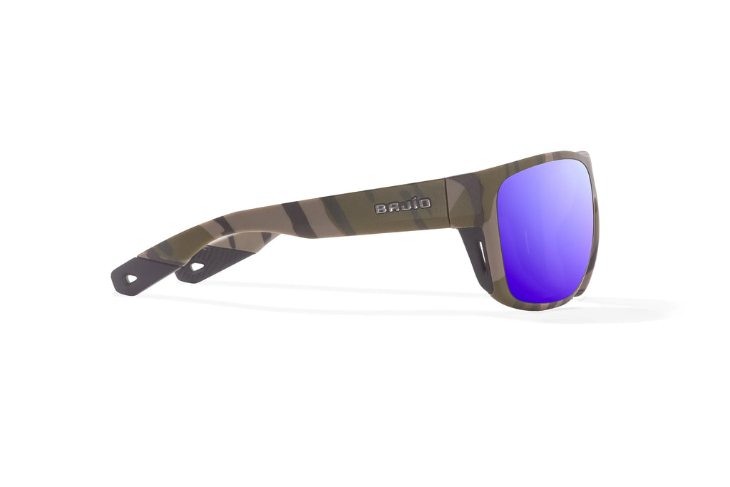 Side view of Army Green Bottomlands Las Rocas in collaboration with Mossy Oak x Bajio tech angler sunglasses, bio-based nylon frames with violet mirror polarized lenses, full wrap, extra large fit premium, built in sun ledge and flex hinges, ideal for fishing and outdoor use.
